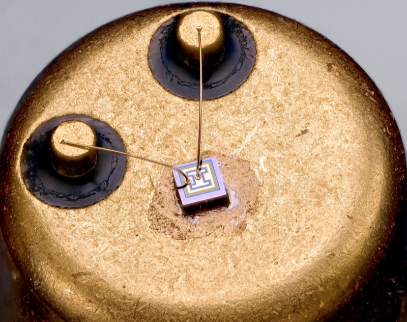 Semiconductor die with wire bonds